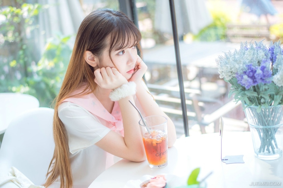 “我之前已经飞鸽传书，让主公派人过来接管汉中，如今汉中已定，张鲁可以送去长安书院当他的道家天师了，你这段时间做好交接准备，交接完毕之后，想必阆中那边已经有了消息，若功成，就立刻带着六千精锐入阆中，助我稳定军心。”庞统点点头，少有的正色道。